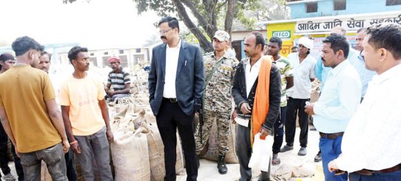 कलेक्टर ने धान उपार्जन केन्द्र तातापानी का निरीक्षण कर किसानों से की चर्चा