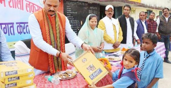 बालक आश्रम में स्वास्थ्य मंत्री ने बांटे गरम कपड़े