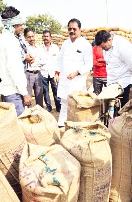 बारदाना की कमी से जूझ रहा किसान- इंद्र साव