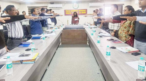 कलेक्टर-अधिकारियों ने संविधान की प्रस्तावना का किया पठन
