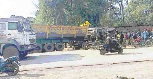 दुकान में घुसा ट्रेलर, बाल-बाल बचे लोग