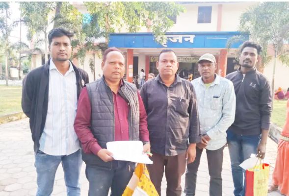 आवास मित्र नियुक्ति में गड़बड़ी का ग्रामीणों ने लगाया आरोप