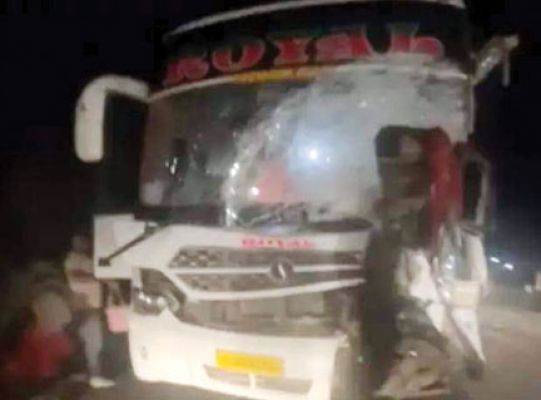 तेज रफ्तार बस ट्रैक्टर से टकराई, ट्रैक्टर चालक व कई यात्री घायल