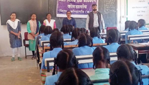 स्कूली बच्चों को दी विधिक जानकारी