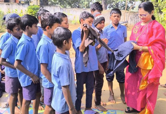 समाजसेवी संस्था ने स्कूली बच्चों को बांटे गर्म कपड़े