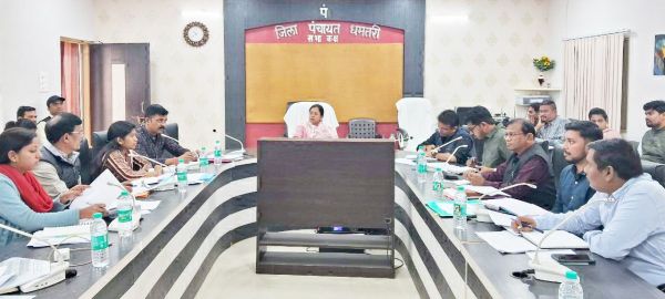 बैठक से गायब अफसरों को नोटिस, तकनीकी सहायक व सब इंजीनियर का रुकेगा वेतन