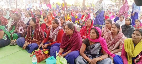 प्लेसमेंट कर्मचारी हड़ताल पर