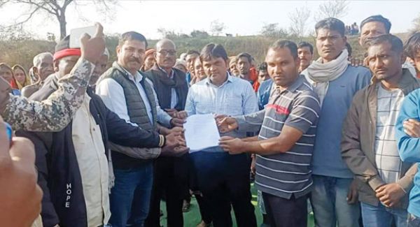 खदान विस्तार का विरोध, रतजगा कर ग्रामीणों ने तालाब किनारे बैठकर किया प्रदर्शन