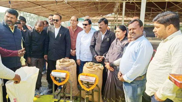 रामानुजगंज उपार्जन केन्द्र में धान खरीदी की बोहनी, जनप्रतिनिधि भी हुए शामिल