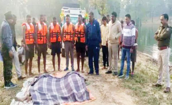 बेटी को बांध में डूबते देख बचाने कूदी मां, दोनों की मौत