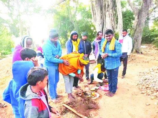 ग्राम वासियों के सहयोग से भव्य मंदिर का निर्माण