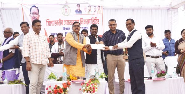 जनसमस्या निवारण शिविर में 450 से ज्यादा हितग्राहियों चेक का वितरण