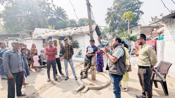 अवैध रूप से निवासरत परिवारों को टीम ने दी समझाईश