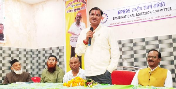 पेंशनर्स के डिजिटल जीवित प्रमाण पत्र शिविर में शामिल हुए पूर्व सांसद यादव