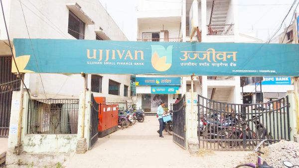 कैशियर को चकमा देकर उड़ाए रुपए