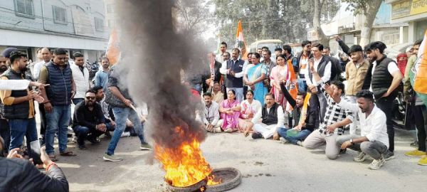 सडक़ बदहाल, कांग्रेस का 2 घंटे चक्काजाम