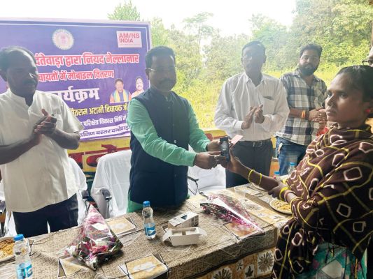 गमावाड़ा में ग्रामीणों को विधायक के हाथों मिली मोबाइल