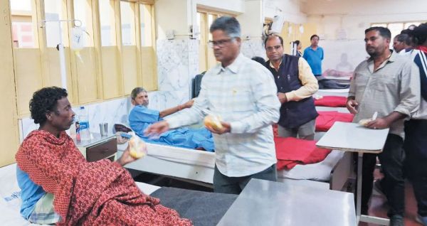 शंकरराव ने मरीजों के बीच फल बांटकर मनाया जन्मदिन