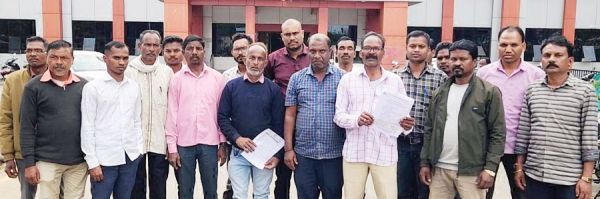 प्लेसमेंट कर्मियों की अनिश्चितकालीन हड़ताल जारी, सौंपा ज्ञापन