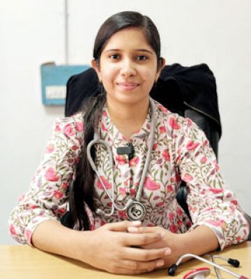  नक्सली खौफ से परे महिला डॉक्टर बारसूर अस्पताल में दे रही सेवा