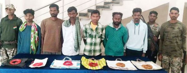 नडपल्ली व फुटापल्ली के जंगल से 6 नक्सली विस्फोटक सहित गिरफ्तार