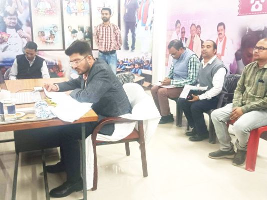 कलेक्टर ने सम्पर्क केंद्र से सुनी किसानों की समस्याएं