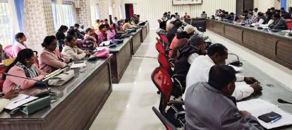 जिला पंचायत सीईओ ने ली समीक्षा बैठक