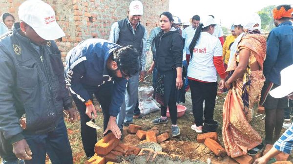 शौचालय निर्माण में जुटे कलेक्टर सहित अफसर, बहाया पसीना