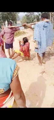 कांवर पर गर्भवती को एंबुलेंस तक पहुंचाया, वीडियो फैला