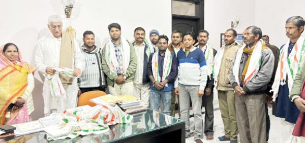   बीजेपी कार्यकर्ताओं ने थामा कांग्रेस का दामन