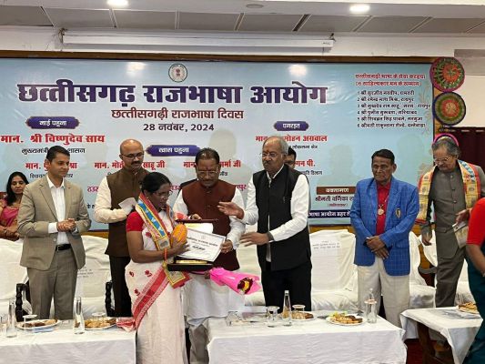 बचेली की कवियत्री शकुन  का सीएम के हाथों सम्मान