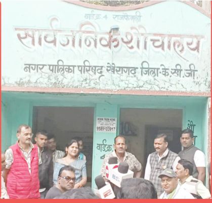 विधायक ने किया शौचालयों का निरीक्षण