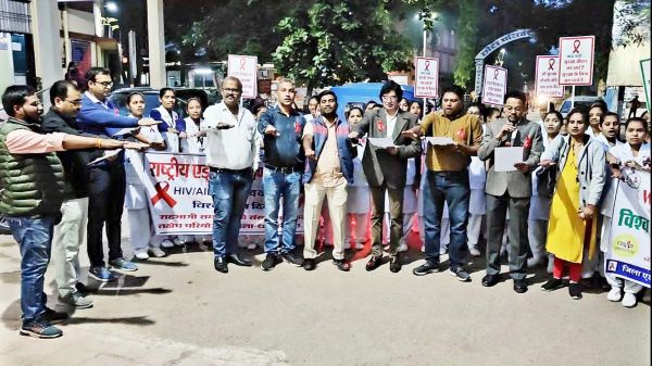 विश्व एड्स दिवस पर नर्सों ने निकाली कैंडल रैली, समानता का अधिकार देने लिए शपथ