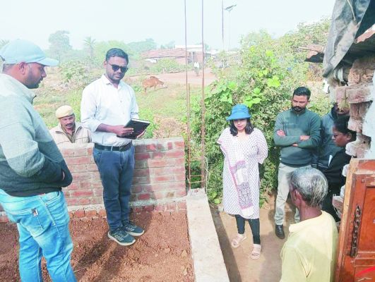 जिपं सीईओ ने किया निर्माणाधीन आवासों का निरीक्षण