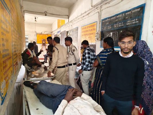 बाइक सवार युवक की सडक़ हादसे में मौत, दो जख्मी