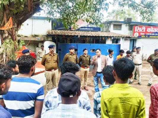 निगरानी बदमाशों की पुलिस ने ली परेड