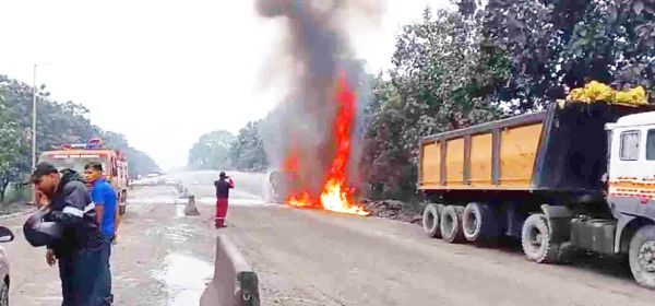 जिंदल कंपनी के सामने खड़े डीजल टैंकर में लगी आग 
