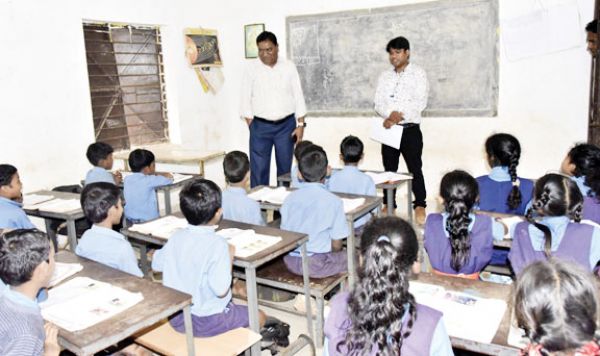 बस्तर कमिश्नर ने किया माड़पाल के प्राथमिक शाला और आंगनबाड़ी केंद्र का निरीक्षण