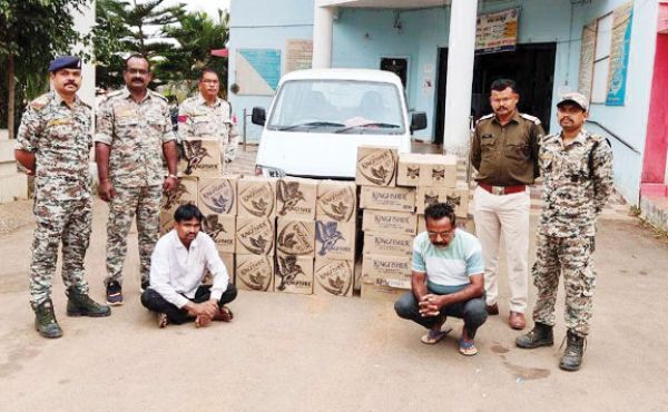 कार से शराब तस्करी, 2 गिरफ्तार