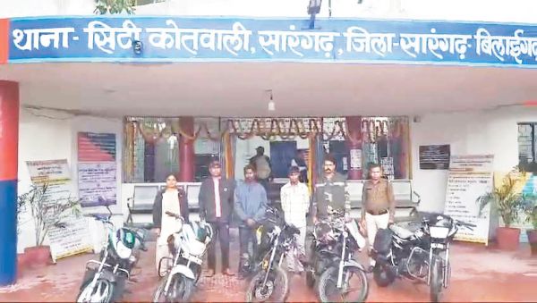 बाइक चोर गिरोह पकड़ाया