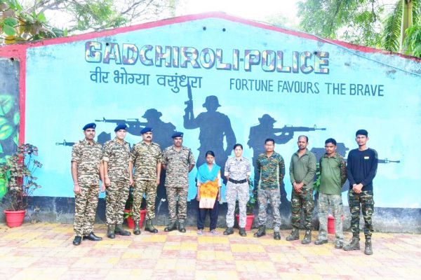 दो लाख ईनामी महिला नक्सली ने किया समर्पण