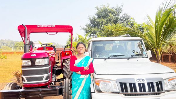 मुर्गी पालन से महिला बनी लखपति, दूसरे को दे रही है रोजगार