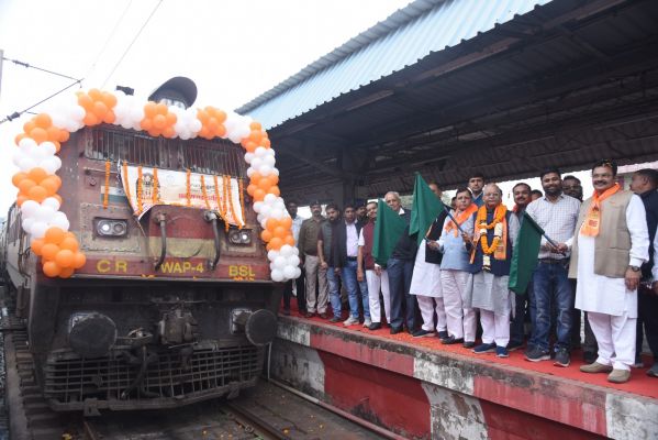 भजन कीर्तन करते आस्था स्पेशल ट्रेन से अयोध्या रवाना हुए श्रद्धालु