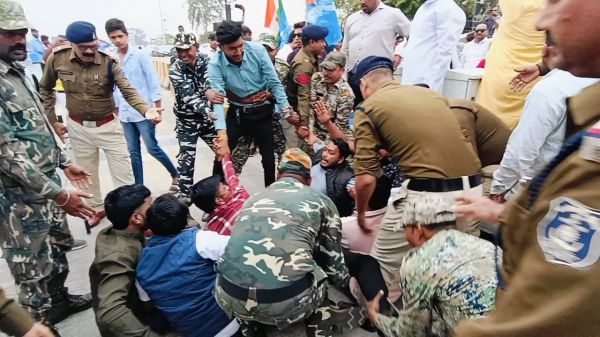 मरौद टोल प्लाजा पर कांग्रेसियों का प्रदर्शन