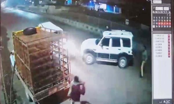 पुलिस की घेराबंदी तोड़ फिल्मी  अंदाज में चोर गिरोह फरार