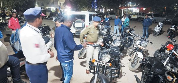 मॉडिफाइड साइलेंसर लगा बुलेट चलाते 18 पकड़ाए