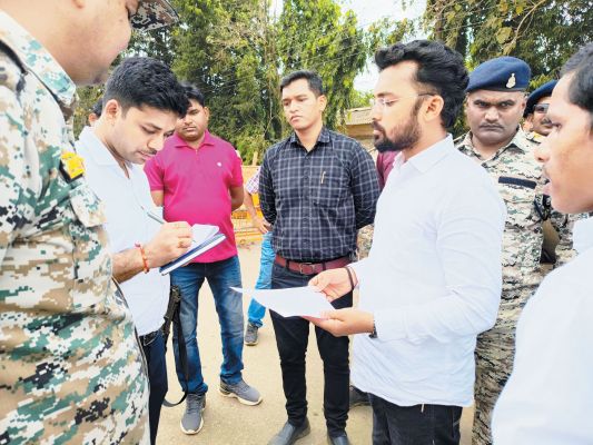 गर्ल्स आवासीय कॉलेज छात्रावास संचालन की मांग, घेरा कलेक्टोरेट