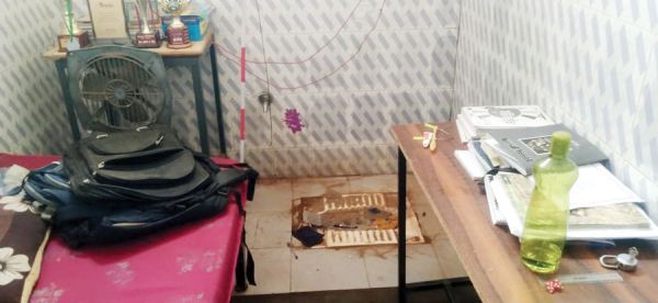 आवासीय विद्यालय में कमरे नहीं, शौचालय में रहकर पढऩे की मजबूरी