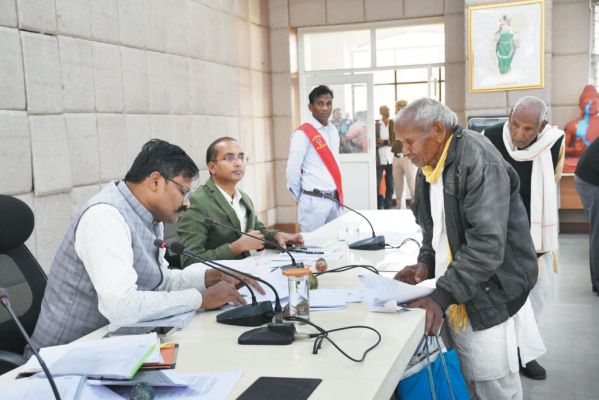 जनदर्शन में समस्याओं से अवगत हुए कलेक्टर