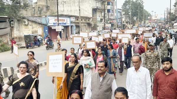 बांग्लादेश में हिंदुओं पर हमले से आक्रोशित सर्व समाज का प्रदर्शन, शहर में निकाली रैली